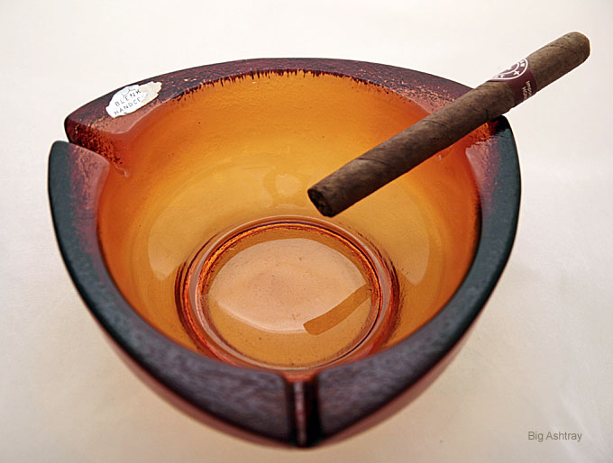 Blenko Art Glass cigar ashtray bowl with 1960s foil label - Image 3