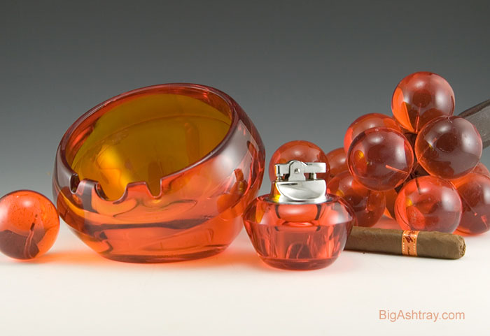 Retro Cigar Ashtray Orb in Persimmon Art Glass - Image 3