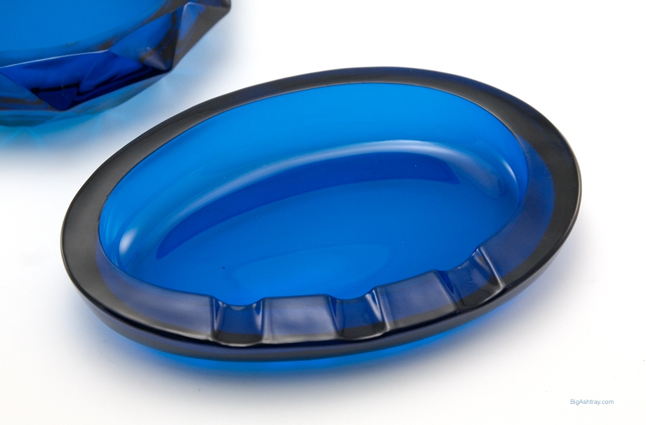Ellipse Ashtray in Bluenique by Viking Art Glass 1960s - Image 2