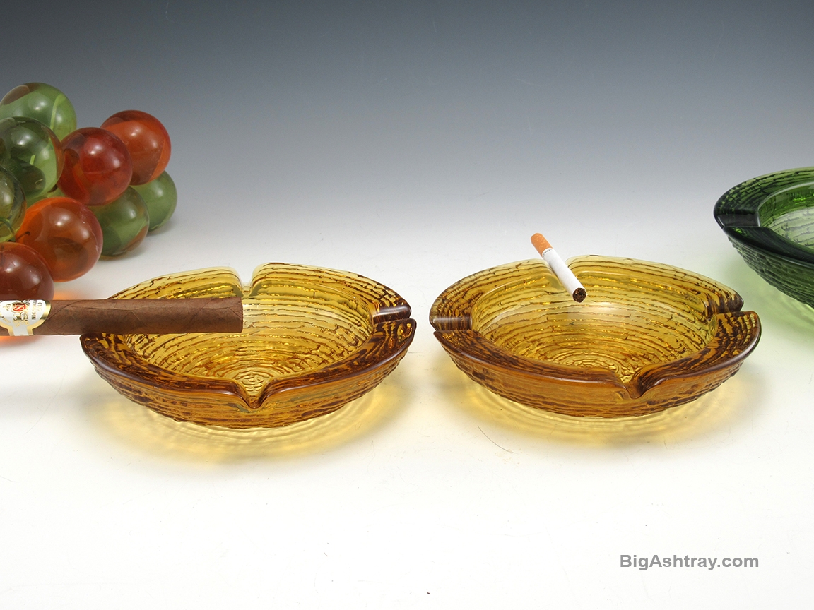 Set of Two Side Table Ashtrays in the Retro Soreno Pattern - Image 2