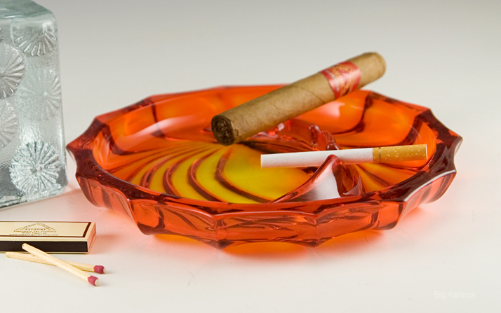 Groovy Ashtray in Persimmon by Viking Art Glass, USA - Image 4